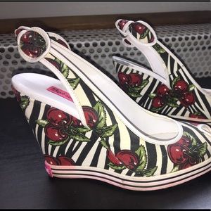 Betsey Johnson cherry wedge 8M